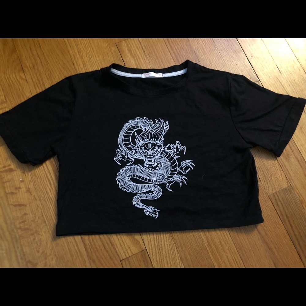 Dragon Pront Graphic Crop Top